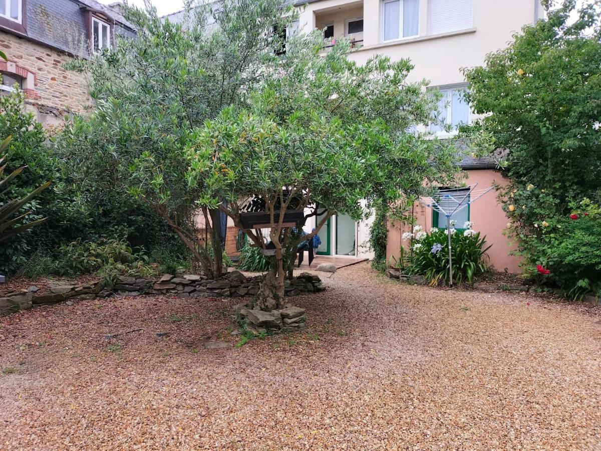 Appartement Au Centre Ville Avec Un Beau Jardin Prive Lannion Exteriér fotografie